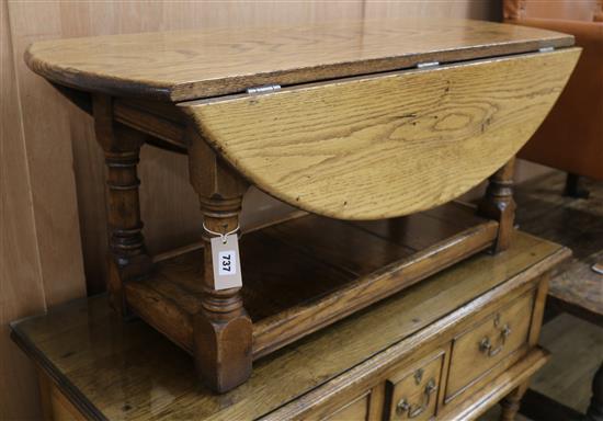 An oak drop flap centre table W.105cm